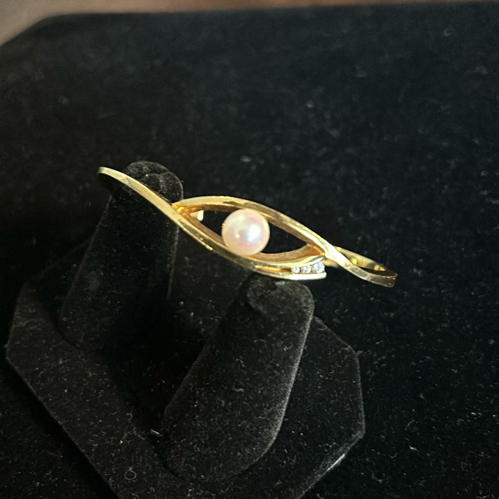 18k yellow gold, pearl and diamond cuff bracelet!
